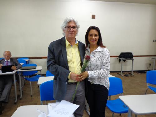 Com Cidinha Araripe, recebendo uma rosa vermelha da Comissão de Anistia do Ministério da Justiça acompanhado de um pedido de perdão público do Estado brasileiro